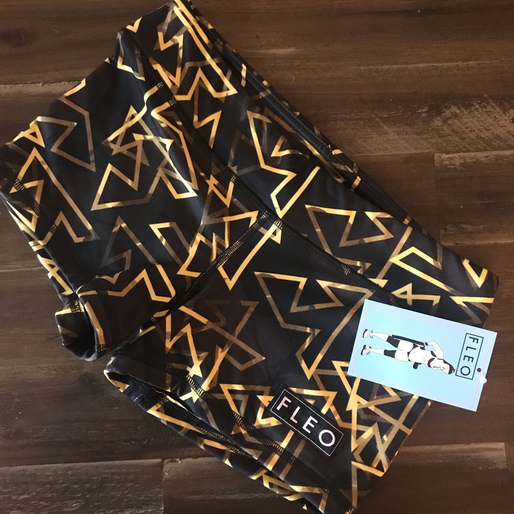 NWT Gold Triangles 3.25, Fleo, M